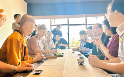 5日適逢釋迦牟尼佛誕辰,新北市長侯友宜(右三)前往汐止聖覺寺參拜。(柯毓庭攝) image