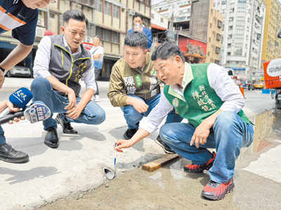 新北市三重區仁愛街人行道及路面改善工程,傳出落差約15公分,民進黨議員陳啟能(右一)5日邀相關機關會勘。(張鎧乙攝) image
