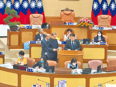 民進黨新北市議員石一佑5日在議會質詢工務局長馮兆麟(二排右起)、警察局長廖訓誠及水利局長宋德仁,呼籲新北市應盡速研議防火間隔管理規範。(柯毓庭攝) image