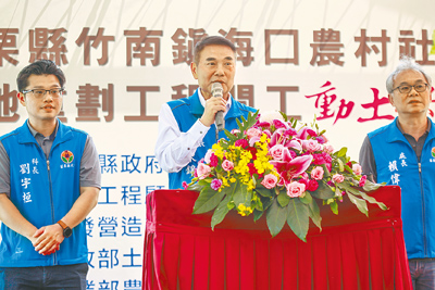 苗栗縣竹南鎮海口農村社區土地重劃8日動土,縣長鍾東錦(左二)期許促進土地利用,加速社區建設。(呂麗甄攝) image