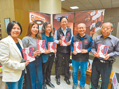 桃園市文化局於8日舉辦《眷村時代:一本重新認識戰後台灣社會的眷村文化指南》新書發表會,市長張善政(右三)表示,市府重視眷村文化保存,盼延續眷村精神與歷史記憶。(桃園市文化局提供/姜霏桃園傳真) image