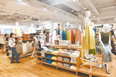 UNIQLO發表聲明,已全面檢查蘆洲店內展示區,未發現任何明顯汙損,但為確保消費者的購物環境,仍會徹底清潔與消毒。示意圖。(本報資料照片) image