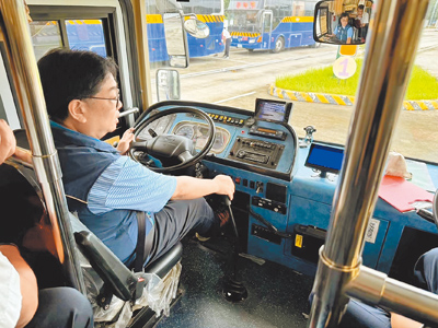 全台面臨駕駛荒,勞動部原擬推動僑外生駕駛市區客運,但日前宣布暫緩。桃園市交通局長張新福表示,能理解中央須因應各界意見審慎行事,但人才招募與就業媒合需要時間與準備,盼中央盡早釐清方向。(桃園市交通局提供/賴佑維桃園傳真) image
