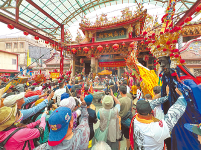 2025浯島城隍文化觀光季9日下午掀起最高潮!來自兩岸三地逾3000人無畏雷雨在後浦小鎮展開城隍巡安遶境;一時間萬人空巷,各鄉社陣頭大會師,宛若一場嘉年華會。(于家麒攝) image