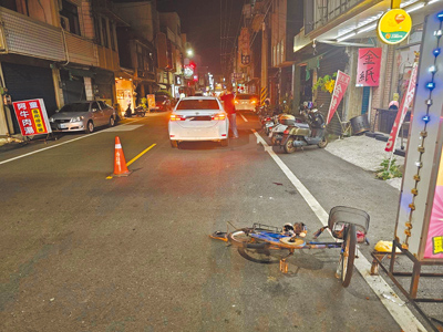 台南市六甲區8旬阿嬤6日晚間7時騎腳踏車無預警跳車,遭後方車輛撞上,頭部受創死亡,現場血跡斑斑。(讀者提供/程炳璋台南傳真) image