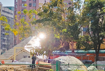 號稱「台版羅浮宮」的嘉義市義昌公園地下停車場玻璃帷幕反射光害,惹民怨。(鄭光宏提供/廖素慧嘉市傳真) image