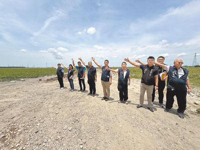 雲林縣褒忠鄉代表會9日到台糖馬光農場會勘褒忠產業園區的進度,代表們舉手象徵「空無一物」,右三是鄉長陳建名。(周麗蘭攝) image