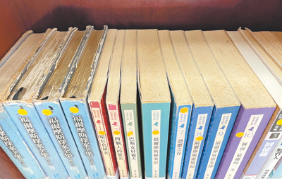 根據教育部113年度統計,台北市國中圖書館每位學生平均僅擁有26.69冊圖書,市議員王欣儀12日更指出,部分書籍書背歪斜、紙張脆化一翻就碎,圖書館變成「破書堆放處」。(台北市議員王欣儀研究室提供/邱芊台北傳真) image