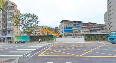 台北市文山區秀明路一段19巷、木柵路二段109巷周邊,因為建商展開都市更新案,使得巷弄因此「廢巷」,附近上千名居民進出都必須繞路,里長不滿廢巷程序沒被知會就審查通過。(里長鄢建民提供/徐佑昇台北傳真) image