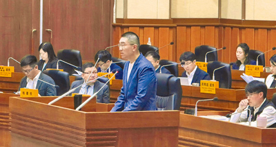 基隆市前民政處長張淵翔涉嫌利用民政系統取得民眾個資遭羈押,基隆市議會12日開議,民進黨議員要求市長謝國樑(前)道歉、說明,謝表示他充滿歉意,待檢方調查完畢後,市府就會負該負的責任。(徐佑昇攝) image