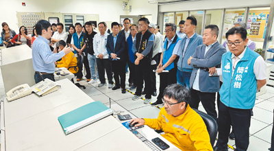 宜蘭縣議會12日前往利澤焚化廠考察,了解縣府環保局以ROT模式原廠升級整備情況。(吳佩蓉攝) image