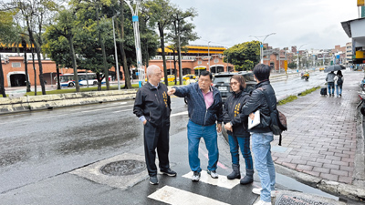 新北市淡水區學府路與中正東路口車流量大,議員蔡錦賢(左二)日前與相關機關會勘,以求解決塞車問題。(張鎧乙攝) image