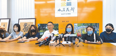 台中市豐原區某托嬰中心傳出14名幼童遭虐待,受害家長們15日在市議員陳清龍(右四)陪同下發表聲明,要求市府嚴懲陳姓保育員。(李京昇攝) image