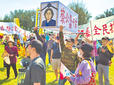 彰化縣芳苑鄉公所興建殯儀館,與原有納骨塔結合成立「芳苑鄉生命園區」,15日舉辦謝土祈安賜福法會,二林芳苑反火葬場自救會號召逾百位居民到場抗議。
(二林芳苑反火葬場自救會提供/潘虹恩彰化傳真) image