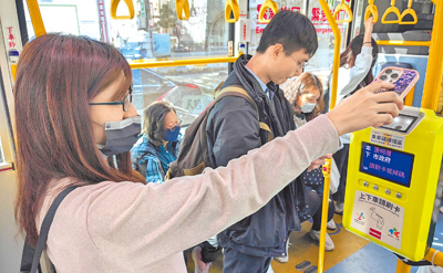 台中市交通局推出市民限定乘車碼,民眾用手機就能搭公車。(台中市政府提供/馮惠宜台中傳真) image