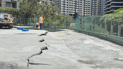 新北市淡水區濱海路一段306巷一處臨時停車場未申請即營業,近期被發現停車場鋪面大面積裂陷,引發安全疑慮。(民眾提供/張鎧乙新北傳真) image