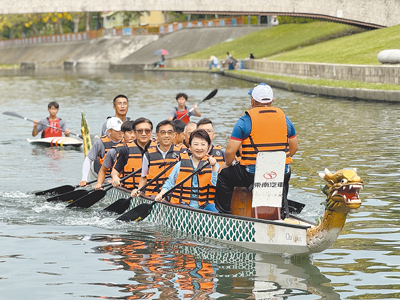 台中市長盧秀燕24日在大里康橋水域體驗划龍舟,讚市府隊和民代隊體驗成功,「府會大家同舟共濟,為了台中更好」。(潘虹恩攝) image