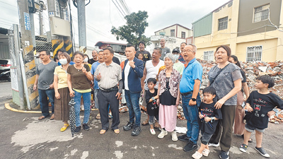 台中市霧峰區六股里居民24日控訴,建商強拆住戶房屋並傾倒廢棄物強迫住戶搬走。(潘虹恩攝) image