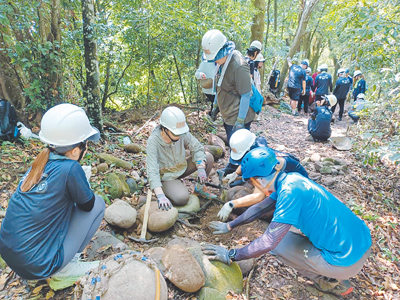 台中市府推動大坑「一步道一特色」,觀旅局23日帶領遊客以傳統工法修繕5-1號步道。(台中市觀旅局提供/陳淑娥台中傳真) image