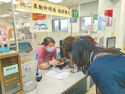 新北市地政事務所有44位課長,其中2011年至2023年有34人次異動,其中14位是降調。新北市議員黃淑君27日在議會質詢指出,這是地所主管職等不具留人條件的狀況,要求市府應盡快和中央函詢職等檢討進度。示意圖,非新聞事件當事人。(新北市地政局提供/柯毓庭新北傳真) image