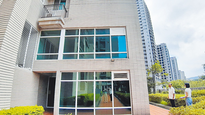 為推動節能減碳,新北市環保局補助社區於公共空間玻璃貼隔熱紙。(新北市環保局提供/高鈞麟新北傳真) image