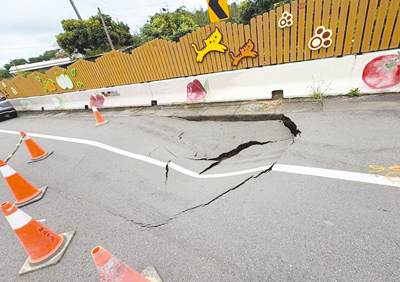 台中市后里區仁里里圳寮路近1個月內發生3次道路塌陷問題,當地居民4日呼籲,市府相關單位應積極處理,還給民眾1條安全回家道路。(摘自臉書后里幫/温予菱台中傳真) image