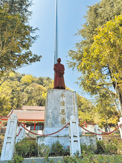梨山賓館前蔣中正銅像因地方反對移除,參山處將順應民意把銅像移到梨山賓館內的蔣公紀念館。(民眾提供/李京昇台中傳真) image
