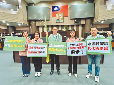 南投縣議員陳宜君(左起)、王秋淑、蘇昱誠、陳玉鈴及蔡銘軒持標語,盼埔里事業廢棄物掩埋場能撤案。(楊靜茹攝) image