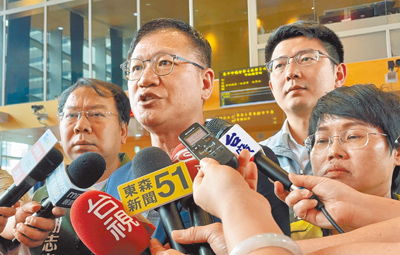 台中市議員王立任(左二)疑因在市議會揭露台中市夾娃娃機亂象,服務處受到業者恐嚇。(馮惠宜攝) image