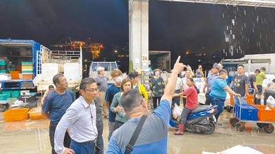 前鎮漁港早市攤商區近日漏水是因配合樓板管線施工作業的鑽孔,海洋局近日現勘後已要求廠商先行封堵孔洞,待天候好轉後即恢復接管施工。(明孝里長林浤澤提供/洪靖宜高雄傳真) image