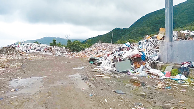 台東縣蘭嶼鄉垃圾仰賴外運,因外運量能不足,如今島上垃圾已堆積成山。(讀者提供/蔡旻妤台東傳真) image