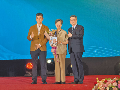 114年全國水利傑出貢獻人員及團體表揚典禮,行政院長卓榮泰(右)頒發「終身成就獎」給余紀忠文教基金會董事長余範英(中)。(潘虹恩攝) image
