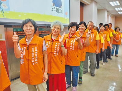 雲林縣府今年推出首屆「生死領航員」培訓課程,共有20名銀髮長者順利結業成為種子講師。(周麗蘭攝) image