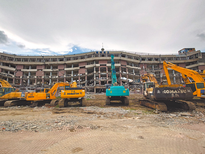 高雄市國際商工舊校舍拆除工程,包商疑為搶快「從下開始拆」,製造巨大聲響並讓建物嚴重歪斜,引發周邊居民恐慌。(任義宇攝) image