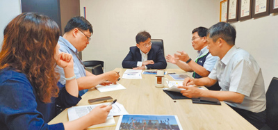 立委賴瑞隆(中)10日邀請台電說明強化改善措施,確保高雄不再出現「斷電危機」。(立委賴瑞隆服務處提供/柯宗緯高雄傳真) image