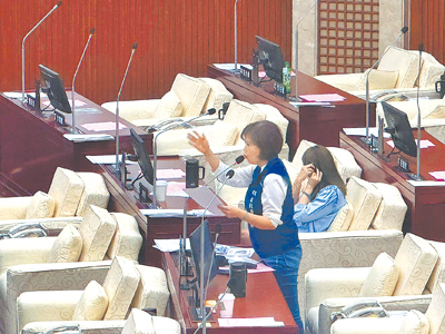 台北市議員游淑慧10日揭露,北市約有8000支電桿在人行道上,建議市府應依「行人安全交通設施條例」要求台電限期改善。(徐佑昇攝) image