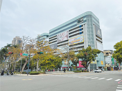 新竹市議員林彥甫指出,晶品城去年傳出要改作長照將閉館改裝,後續市府又稱將變回商場,但歷經1年多遲未重新營業,擔心淪為蚊子館,盼市府盡快處理。(本報資料照片) image