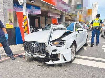 喝酒及吸毒後駕車撞死人的魏姓女子,還衝撞計程車及路邊騎樓,自己的車子也撞毀。(本報資料照片) image