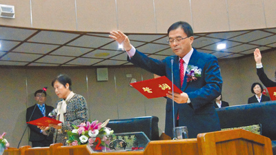 國民黨籍澎湖縣議員歐中慨(右)涉詐領助理費案10日二審宣判,原一審判刑8年被撤銷,改判有期徒刑2年、褫奪公權2年,緩刑5年。可上訴。(本報資料照片) image