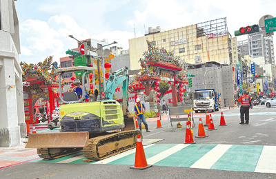 桃園正處建設期,道路挖掘成常態引民怨,養工處統計全市近3年挖路高達3.5萬件,將修法制定標準化作業流程並提高管理費採每日計價,提升施工效率與品質。(蔡依珍攝) image