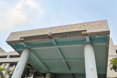 高雄葉姓女子前年9月生下女嬰後,但她卻在屋內吸毒,讓女嬰處在「毒煙」密布環境中,女嬰毛髮送驗後,呈嗎啡、安非他命、愷他命等毒品反應。高雄地院依妨害幼童發育罪判葉女8月徒刑。可上訴。(本報資料照片) image
