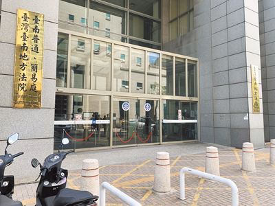 陳姓男子的愛犬衝出馬路害蔡姓騎士來不及閃避摔車致死,陳男遭對方家屬求償時,脫產將土地贈與子女,被台南地院裁定無效。(本報資料照片) image