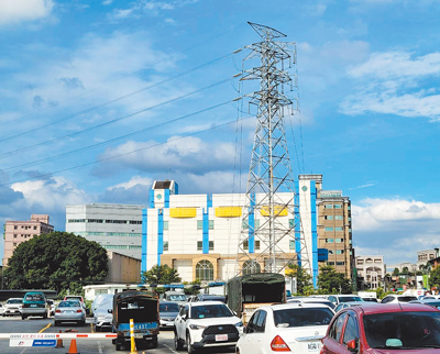 新北市新莊區福營變電所周圍有11座電塔,其中僅有8座電塔將納入塭仔圳重劃區下地工程,引發地方居民擔憂。(李育嫺攝) image