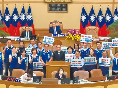 新北市長侯友宜(二排左五)17日在議會宣布,新北市2026年起調整里基層工作經費,另跟進將鄰長納入團體意外保險。(柯毓庭攝) image