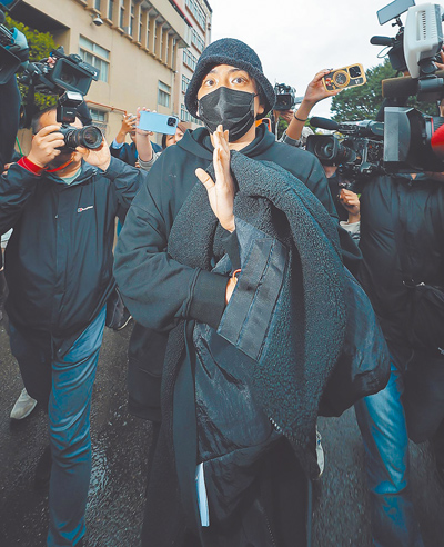 新北地檢署偵辦逃兵役集團,查出知名藝人王大陸(見圖)等役男請仲介協助佯裝隱疾逃避兵役,依《妨害兵役治罪條例》、《刑法》偽造文書等罪起訴28人。(本報資料照片) image
