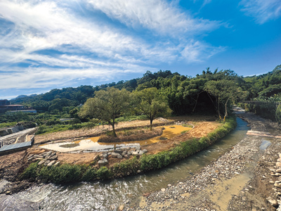 桃園市水務局去年9月推動大溪區「草嶺溪頭寮步道段水環境營造工程」,預計今年11月完工。(廖姮玥攝) image