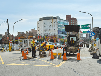 桃園正處建設期,每年道路挖掘件數破萬件,但常有施工延期或逾期未結案的情況,養工處擬提高管理費並採「每日計價」,從過去4天800元提高到4天1800元,促使管線單位提升效率。(蔡依珍攝) image