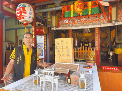 台南市定古蹟風神廟,與正殿緊鄰一牆之隔的土地將蓋5層樓,因廟並無地基,憂一旦開挖恐危及廟宇,總幹事謝明峯揚言發動抗爭搶救。(曹婷婷攝) image