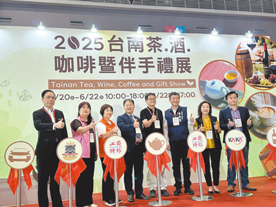 「2025台南茶、酒、咖啡暨伴手禮展」,在大台南會展中心熱鬧登場,左四為工商時報總經理王儒哲。(曹婷婷攝)(禁止酒駕,飲酒過量有害健康) image