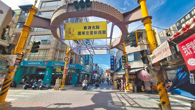 國華友愛商圈鬧雙包搶地盤,經過3年協調,台南市經發局近日一分為二畫分南、北兩區。(程炳璋攝) image